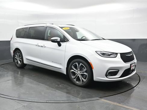 New 2026 Chrysler Pacifica Pinnacle w/ Trailer Tow Group AWD/4WD image 4