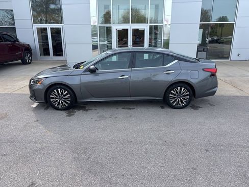 Used 2025 Nissan Altima 2.5 SV FWD image 2