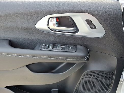 New 2026 Chrysler Pacifica Limited image 12