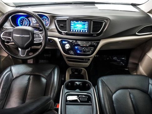 Used 2020 Chrysler Pacifica Touring-L FWD image 12