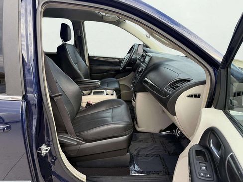 Used 2016 Chrysler Town & Country Touring image 13