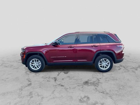 Used 2023 Jeep Grand Cherokee Laredo w/ Luxury Tech Group I AWD/4WD image 5
