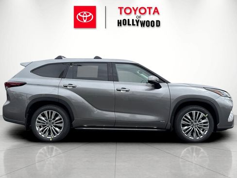 New 2026 Toyota Highlander Platinum AWD/4WD image 3