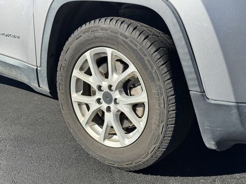 Used 2018 Jeep Cherokee Latitude Plus image 22