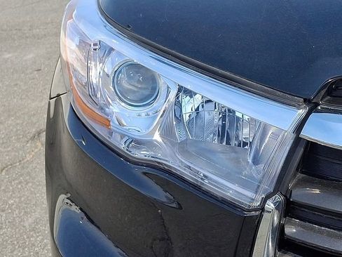 Used 2016 Toyota Highlander XLE w/ Four Season Floor Mat Package AWD/4WD image 9