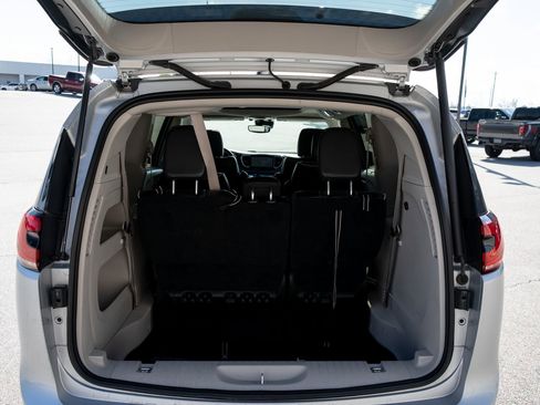 Used 2024 Chrysler Pacifica Limited FWD image 9