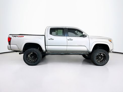 Used 2019 Toyota Tacoma TRD Sport image 10