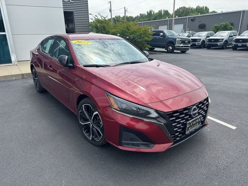 Used 2023 Nissan Altima 2.5 SR FWD image 2