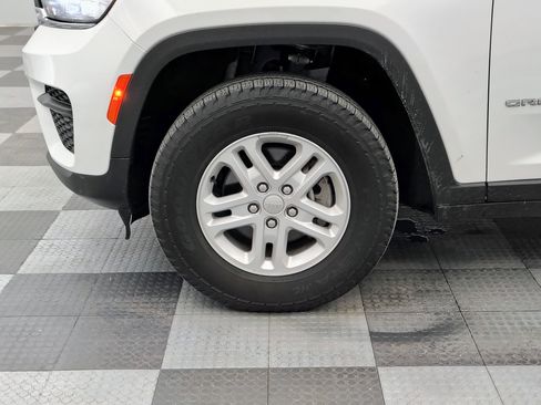 Used 2023 Jeep Grand Cherokee Laredo AWD/4WD image 13