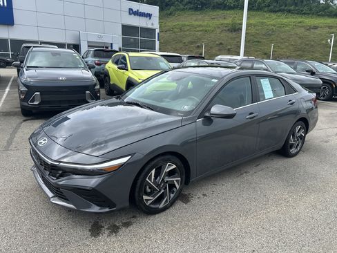 Used 2025 Hyundai Elantra SEL FWD image 8