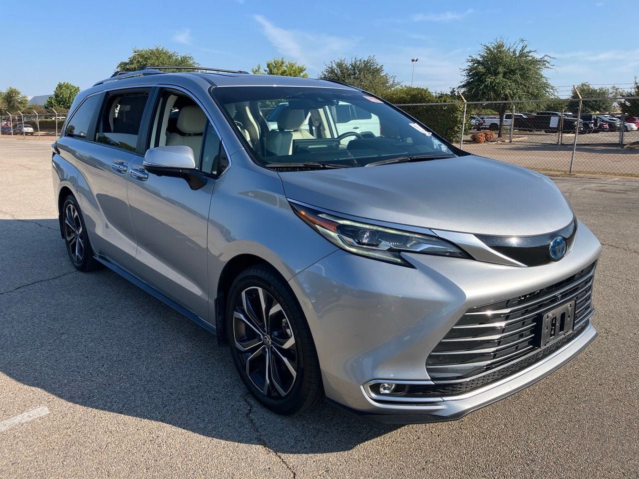 Used 2025 Toyota Sienna Platinum FWD image 3