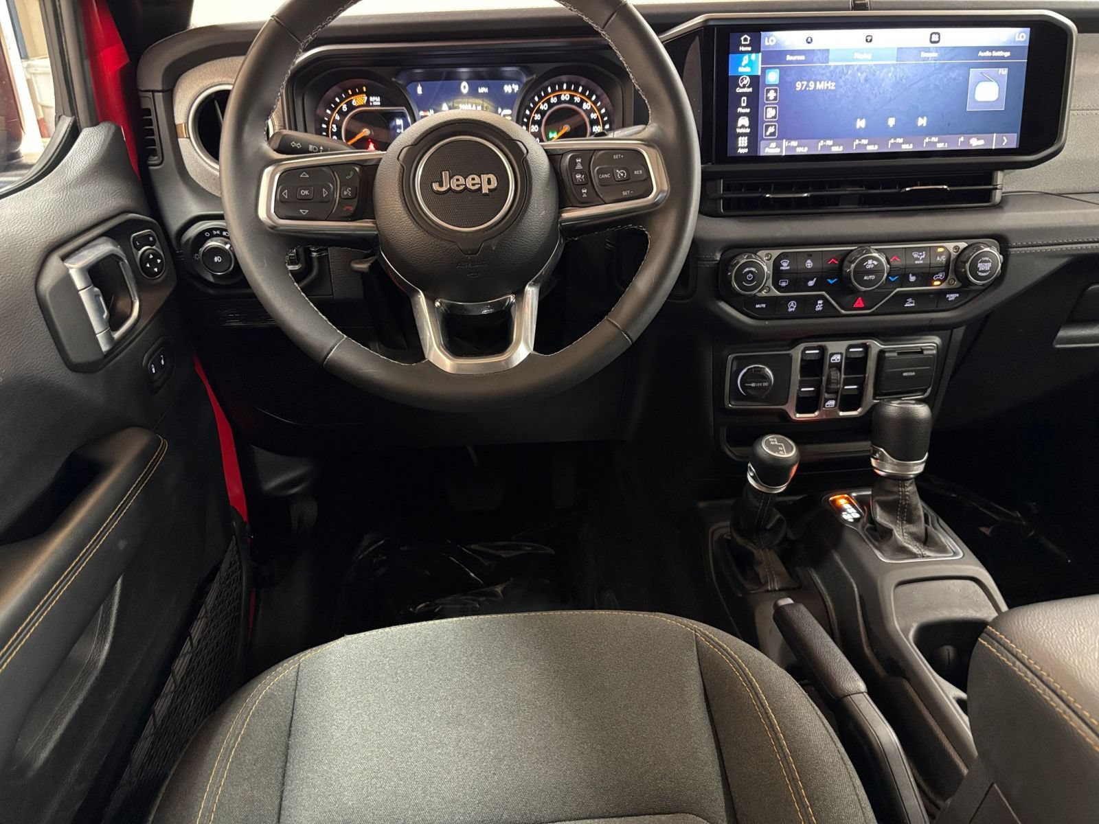 Used 2025 Jeep Wrangler Unlimited Sahara AWD/4WD image 33