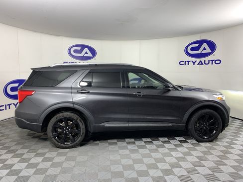 Used 2020 Ford Explorer Platinum w/ Premium Technology Package AWD/4WD image 2