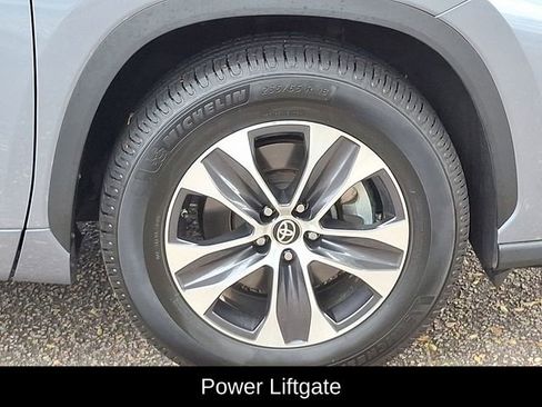 Used 2023 Toyota Highlander XLE image 11