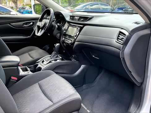 Used 2020 Nissan Rogue SV image 19
