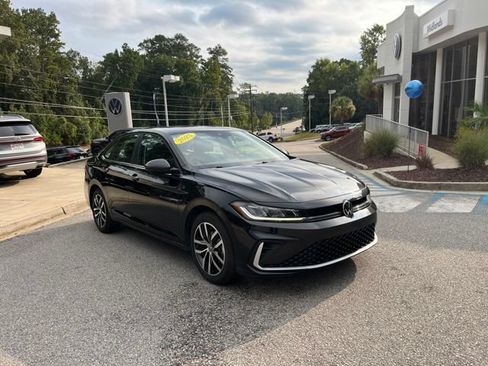 Used 2025 Volkswagen Jetta SE FWD image 1