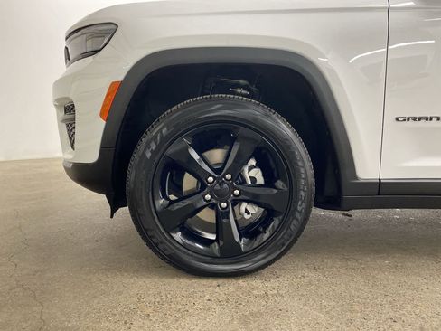 Used 2025 Jeep Grand Cherokee Altitude image 11