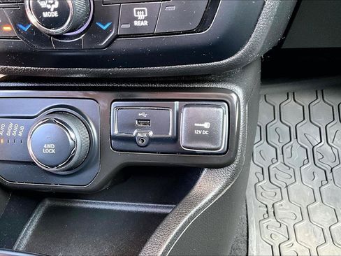 Used 2023 Jeep Renegade Latitude AWD/4WD image 17