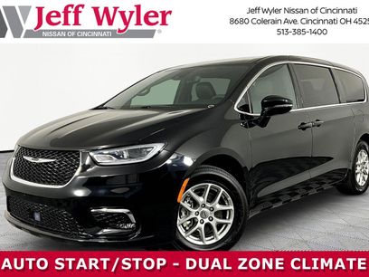 Used 2025 Chrysler Pacifica Select