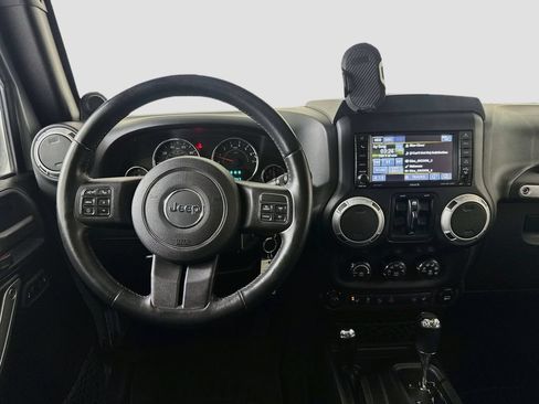 Used 2014 Jeep Wrangler Unlimited Sahara w/ Connectivity Group AWD/4WD image 21