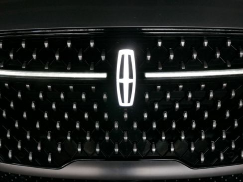 Used 2024 Lincoln Nautilus Reserve image 36