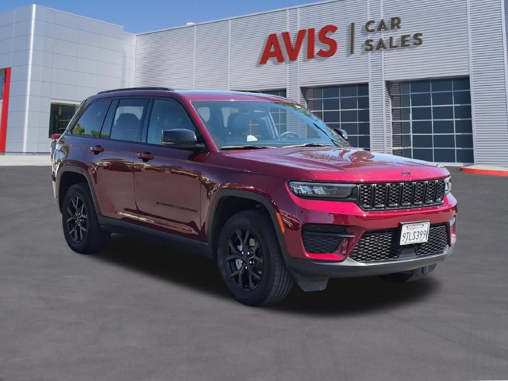 Used 2025 Jeep Grand Cherokee Altitude AWD/4WD image 3