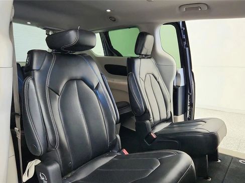 Used 2023 Chrysler Pacifica Touring-L FWD image 37