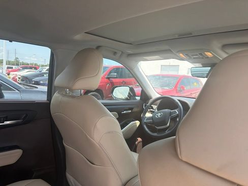 Used 2022 Toyota Highlander XLE FWD image 5