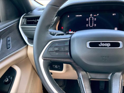 Used 2025 Jeep Grand Cherokee L Limited RWD image 23