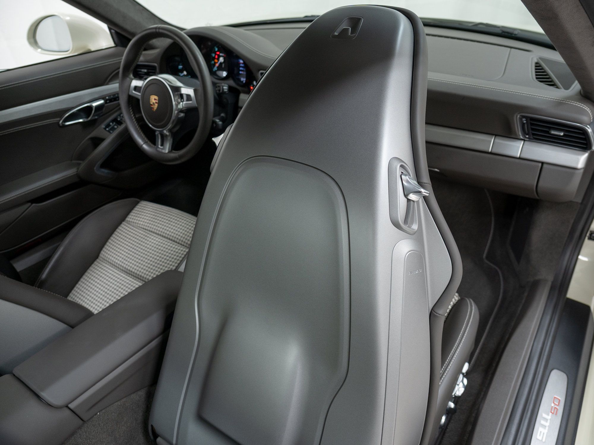 Certified 2014 Porsche 911 50th Anniversary Edition RWD image 43