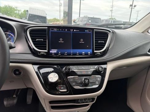 Used 2024 Chrysler Pacifica Limited FWD image 38