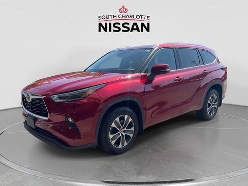 Used 2021 Toyota Highlander XLE AWD/4WD image 3