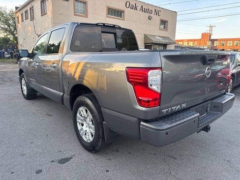 Used 2018 Nissan Titan SV w/ SV Convenience Package image 3