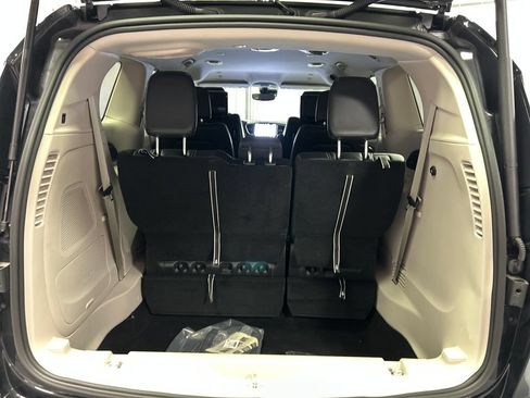 Used 2024 Chrysler Pacifica Touring-L w/ Uconnect Theater Family Group FWD image 26
