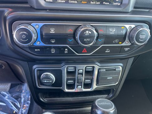 Used 2020 Jeep Gladiator Overland AWD/4WD image 30