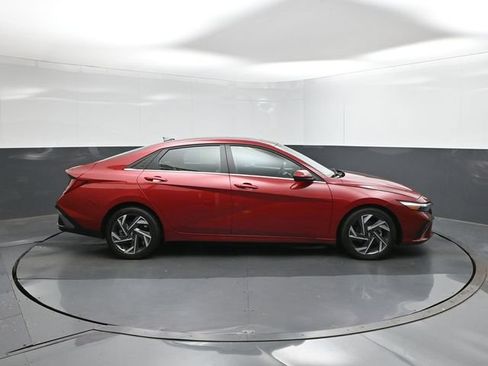 Used 2025 Hyundai Elantra SEL FWD image 11
