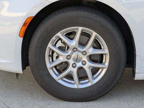 Used 2024 Chrysler Pacifica Touring-L image 11