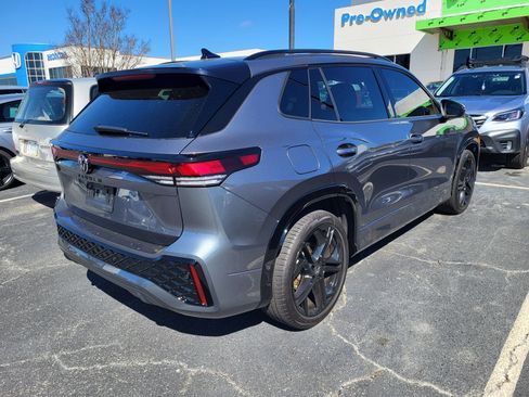 Used 2025 Volkswagen Tiguan SE R-Line image 4