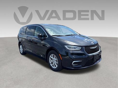 Used 2023 Chrysler Pacifica Touring-L FWD image 24