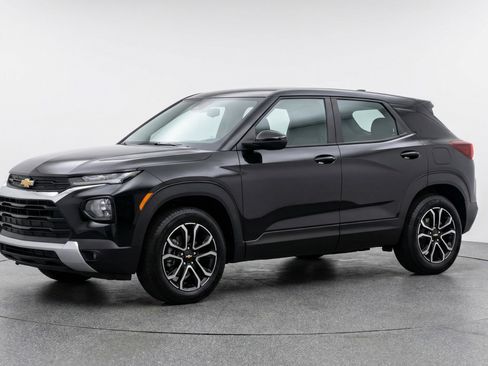 Used 2025 Chevrolet TrailBlazer LT image 3