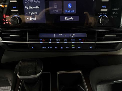 Certified 2023 Toyota Sienna XLE FWD image 22