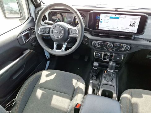 Used 2025 Jeep Wrangler Unlimited Sahara w/ Safety Group AWD/4WD image 10