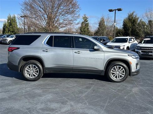 Used 2024 Chevrolet Traverse LT image 3
