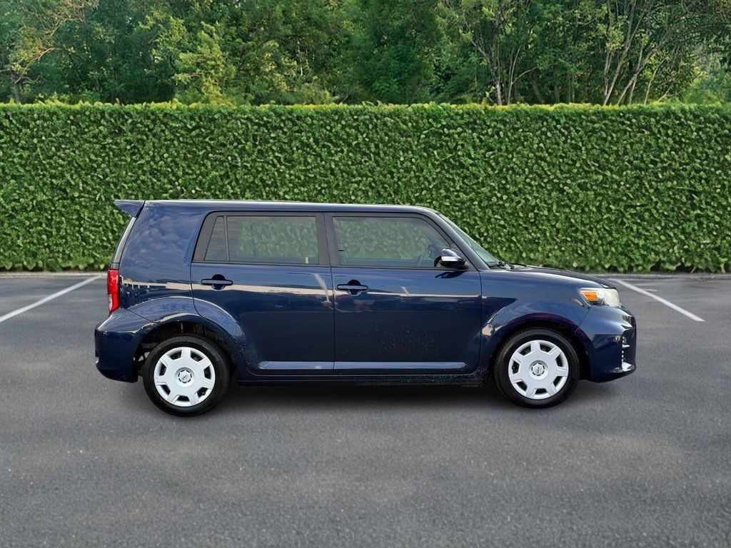 Used 2013 Scion xB FWD image 2