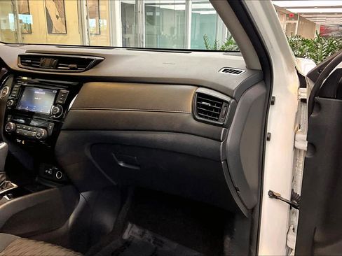 Used 2018 Nissan Rogue SV FWD image 18
