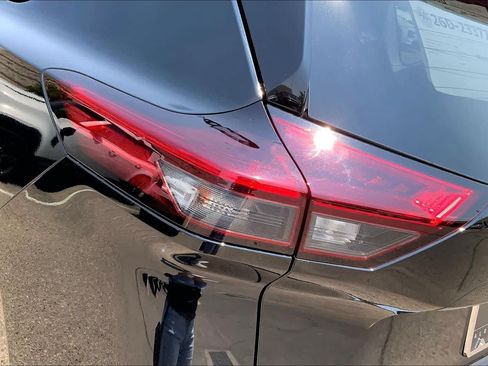 Used 2021 Nissan Rogue SV AWD/4WD image 28