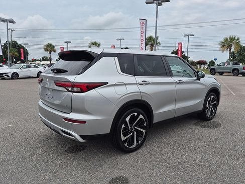 Used 2024 Mitsubishi Outlander SE FWD image 3