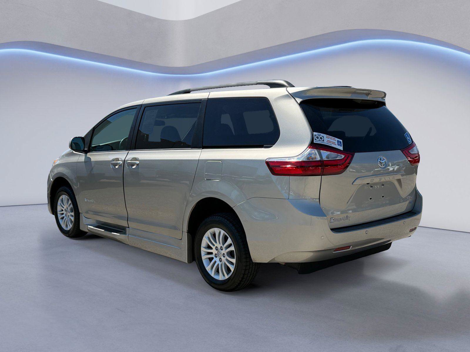 Used 2015 Toyota Sienna XLE w/ XLE Navigation Package FWD image 5