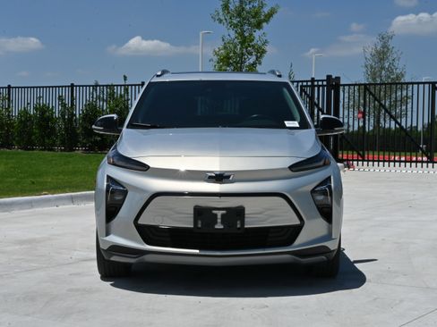 Used 2023 Chevrolet Bolt EUV Premier w/ Sun & Sound Package FWD image 3