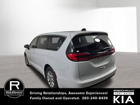 Used 2023 Chrysler Pacifica Touring-L image 9